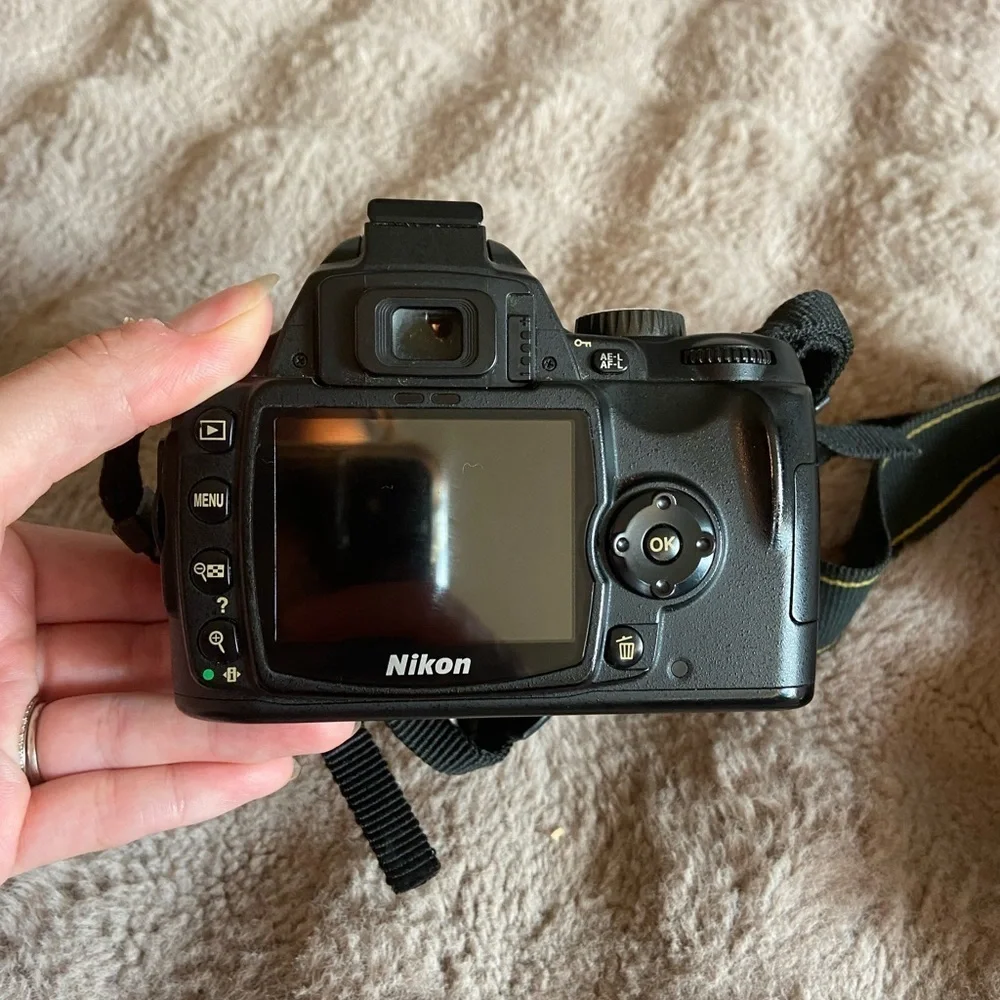 Nikon D60 10.2MP Digital SLR Camera w/ 18-55mm Lens MH-23 Charger & Lowepro Case